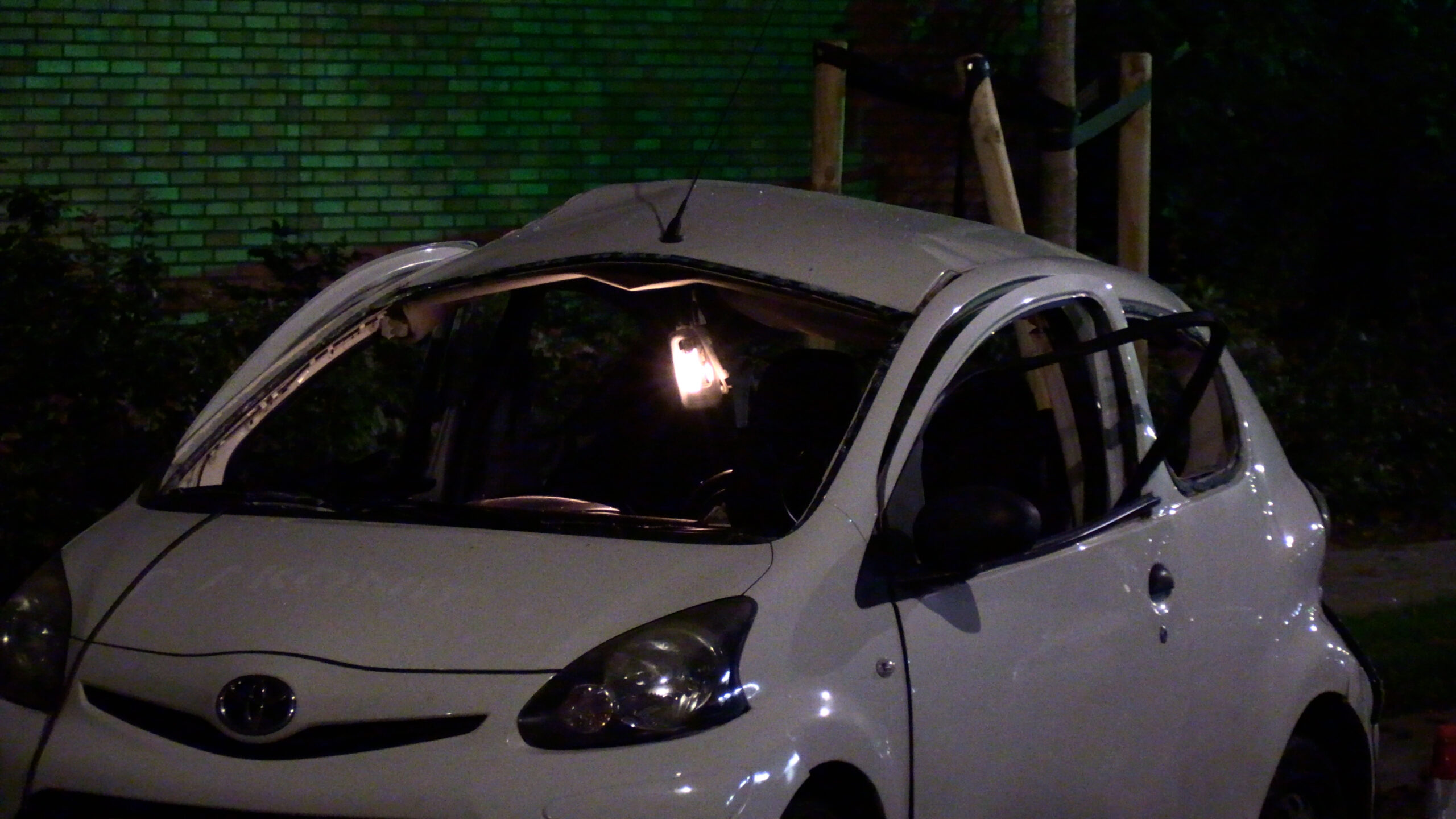 Ontploffing in Lampreistraat auto zwaar beschadigd