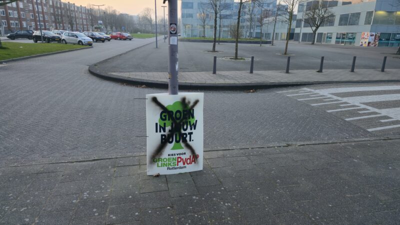 Bord van Groenlinks-PvdA in Hoogvliet beklad