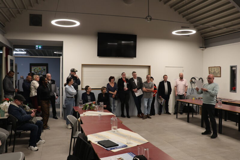 Wijkraadskandidaten Hoogvliet staan klaar tijdens vergadering om een pitch te geven.