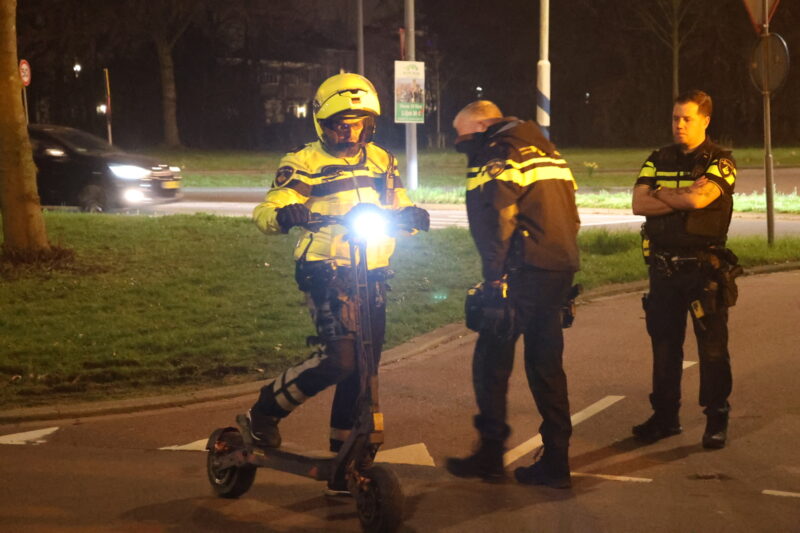 Een motorrijder van de politie test een step na een ongeval op de Laning in Hoogvliet