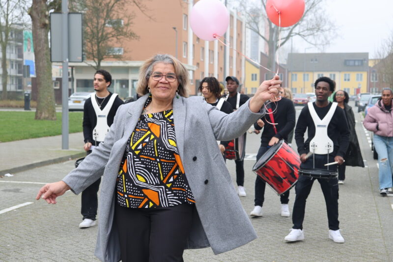 Prisca de Palm loopt voorop bij de brassband in Hoogvliet