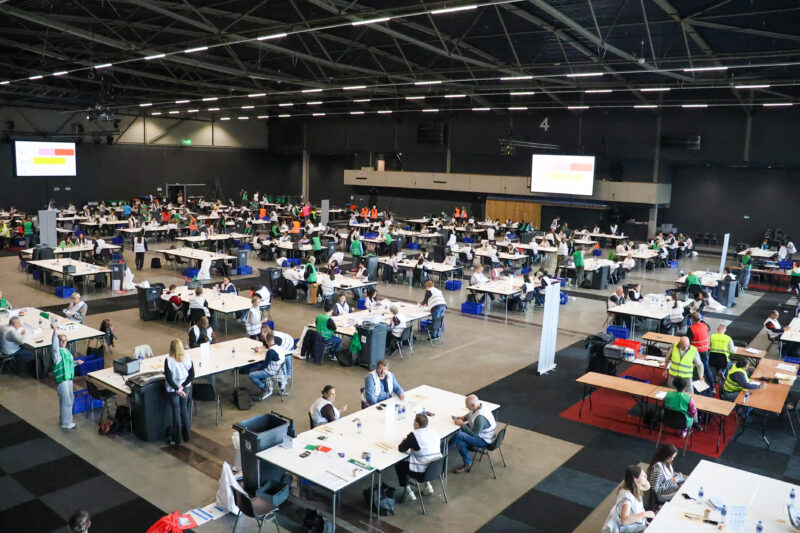 Stemmen tellen in Rotterdam Ahoy voor dorps-en wijkraden.